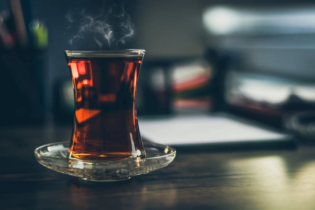 What are the benefits of black tea and its side effects?